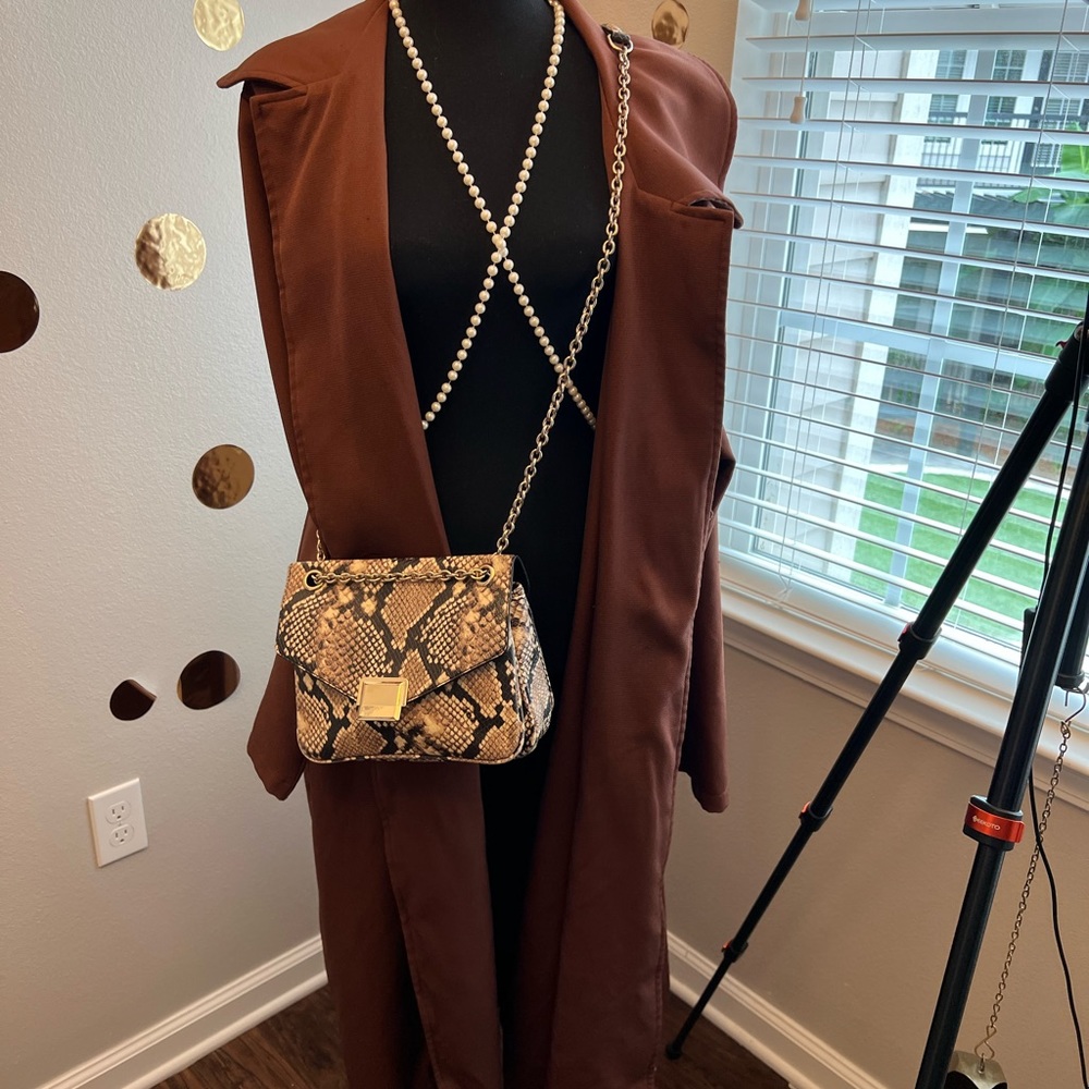 This beautiful brown jackets is a must have it’s used but in great condition - Picture 3 of 3